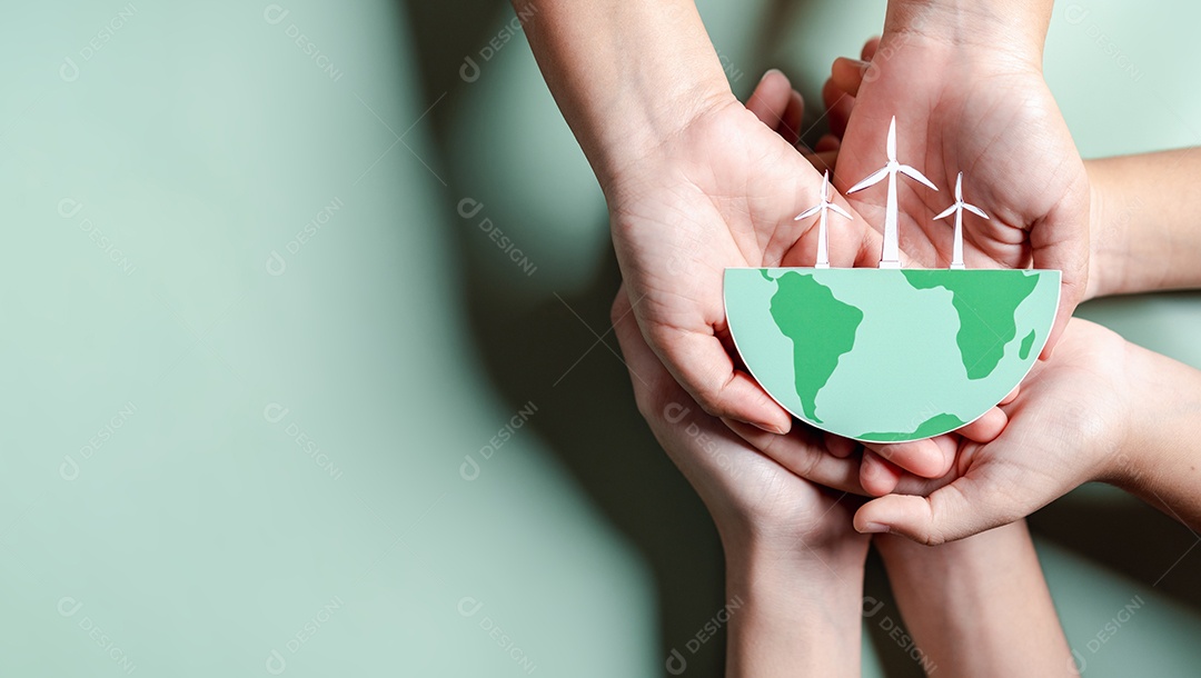 Mãos segurando ESG Ambiental, ambiental, social e governança em negócios sustentáveis ​​e éticos na conexão da Rede.