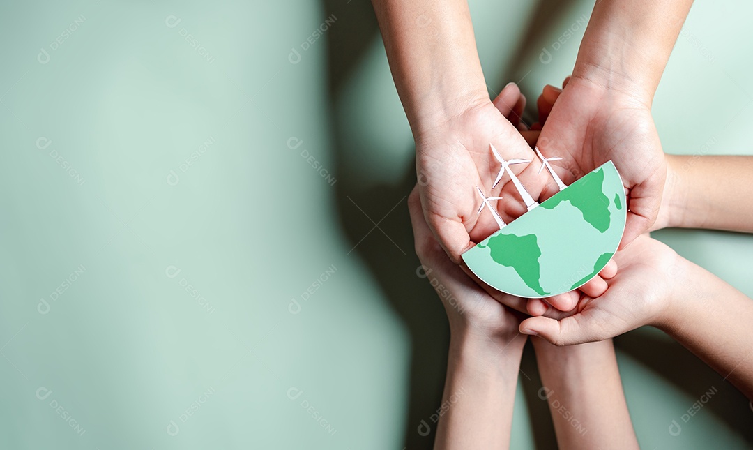 Mãos segurando ESG Ambiental, ambiental, social e governança em negócios sustentáveis ​​e éticos na conexão da Rede.