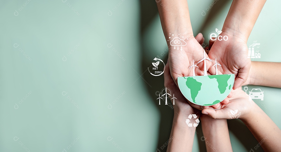 Mãos segurando ESG Ambiental, ambiental, social e governança em negócios sustentáveis ​​e éticos na conexão da Rede.