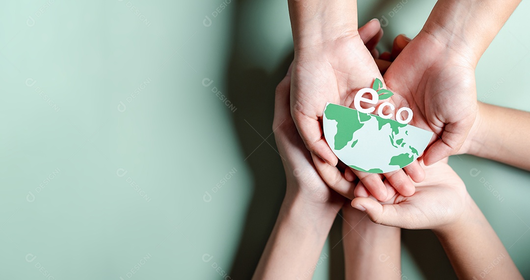 Mãos segurando ESG Ambiental, ambiental, social e governança em negócios sustentáveis ​​e éticos na conexão da Rede.