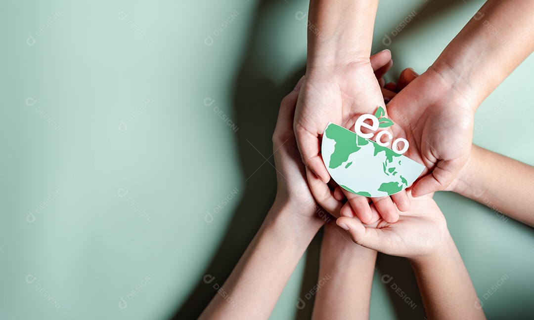 Mãos segurando ESG Ambiental, ambiental, social e governança em negócios sustentáveis ​​e éticos na conexão da Rede.