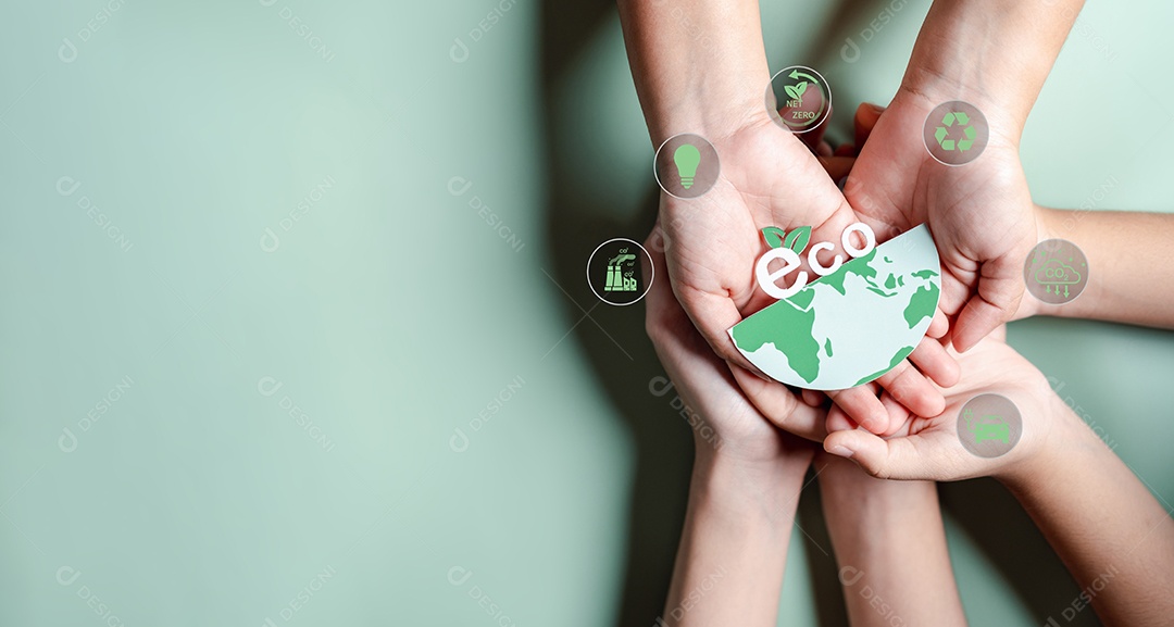 Mãos segurando ESG Ambiental, ambiental, social e governança em negócios sustentáveis ​​e éticos na conexão da Rede.