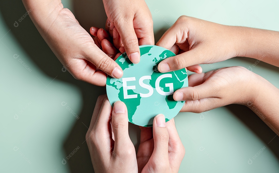 Mãos segurando ESG Ambiental, ambiental, social e governança em negócios sustentáveis ​​e éticos na conexão da Rede.