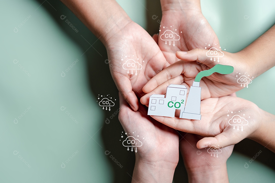 Mãos segurando ESG Ambiental, ambiental, social e governança em negócios sustentáveis ​​e éticos na conexão da Rede.