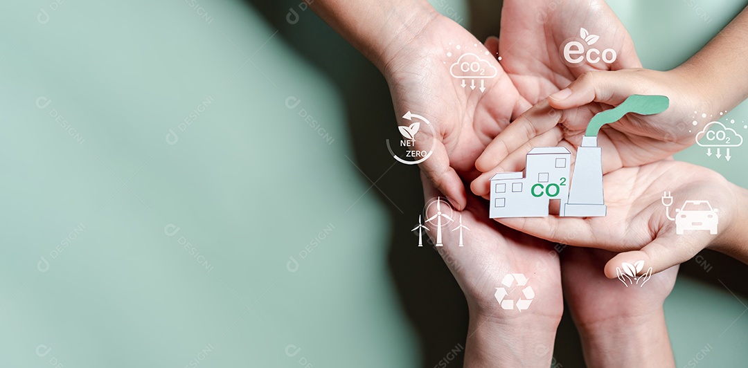 Mãos segurando ESG Ambiental, ambiental, social e governança em negócios sustentáveis ​​e éticos na conexão da Rede.