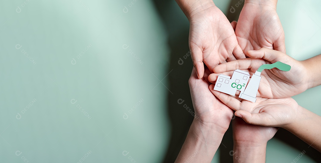 Mãos segurando ESG Ambiental, ambiental, social e governança em negócios sustentáveis ​​e éticos na conexão da Rede.