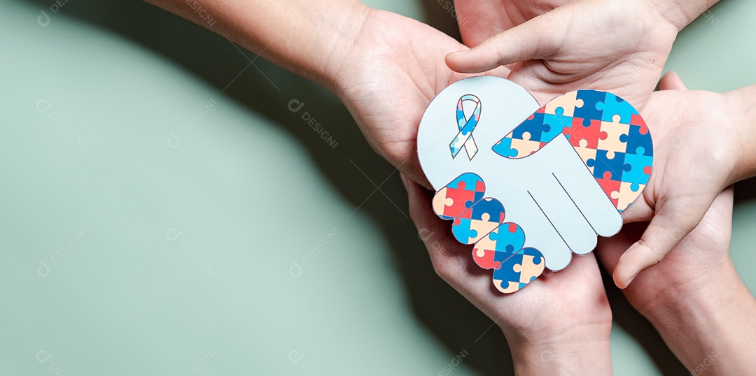 Pai, mãe, crianças segurando quebra-cabeças de coração apoio familiar ao transtorno do espectro autista.