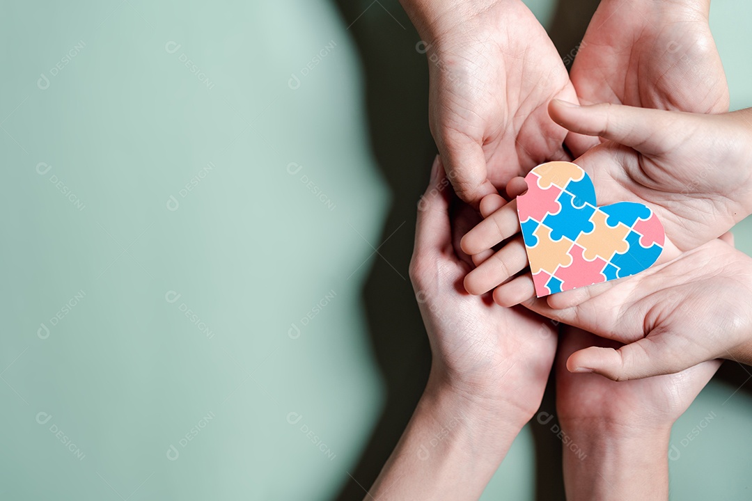 Pai, mãe, crianças segurando quebra-cabeças de coração apoio familiar ao transtorno do espectro autista.