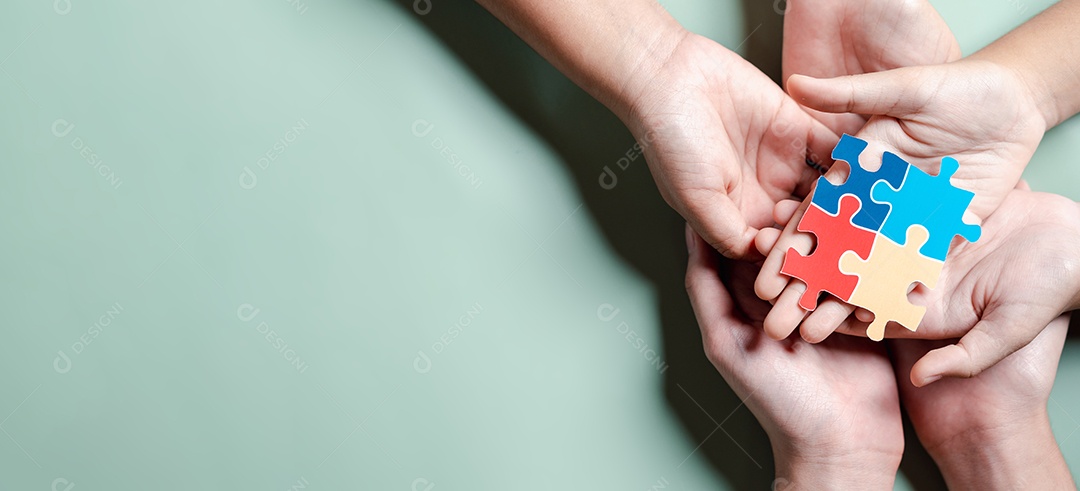 Símbolo de quebra-cabeça colorido de conscientização para o apoio à família do transtorno do espectro do autismo.