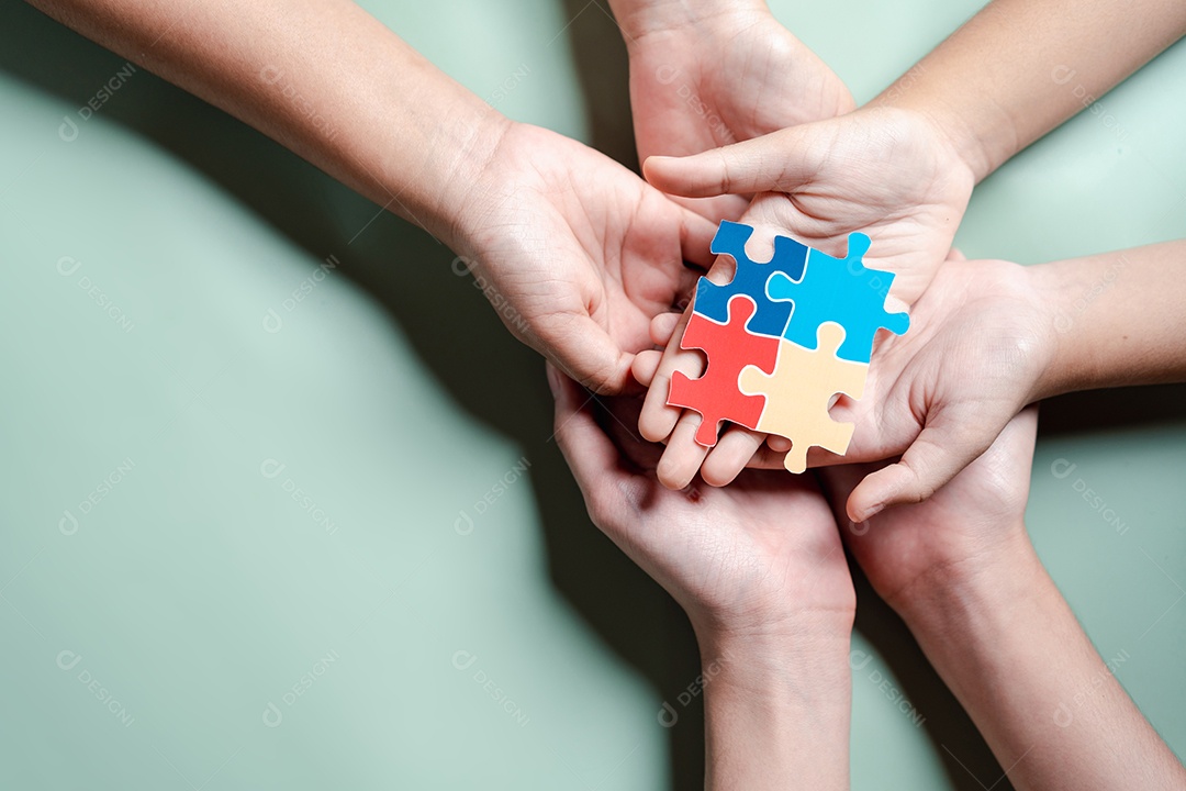 Símbolo de quebra-cabeça colorido de conscientização para o apoio à família do transtorno do espectro do autismo.