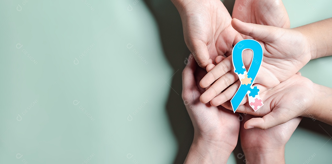 Pai, mãe, crianças segurando quebra-cabeça apoio familiar de transtorno do espectro do autismo.