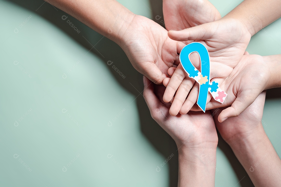 Pai, mãe, crianças segurando quebra-cabeça apoio familiar de transtorno do espectro do autismo.