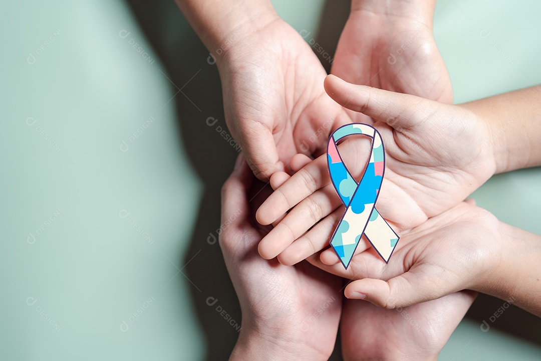 Pai, mãe, crianças segurando quebra-cabeça apoio familiar de transtorno do espectro do autismo.