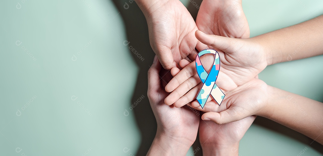 Pai, mãe, crianças segurando quebra-cabeça apoio familiar de transtorno do espectro do autismo.