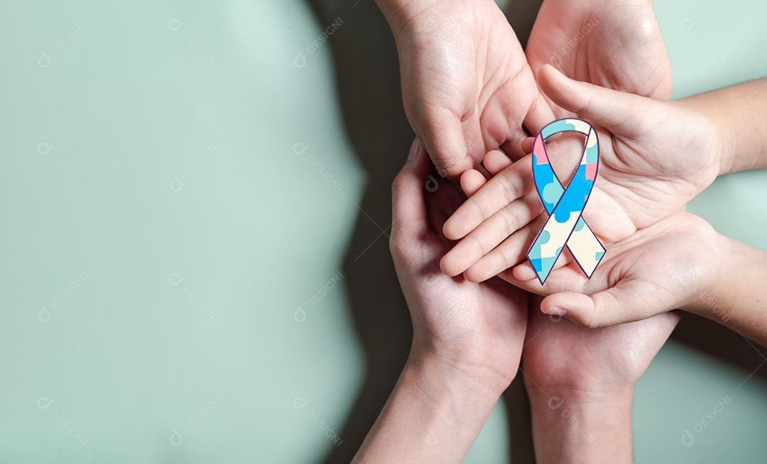 Pai, mãe, crianças segurando quebra-cabeça apoio familiar de transtorno do espectro do autismo.