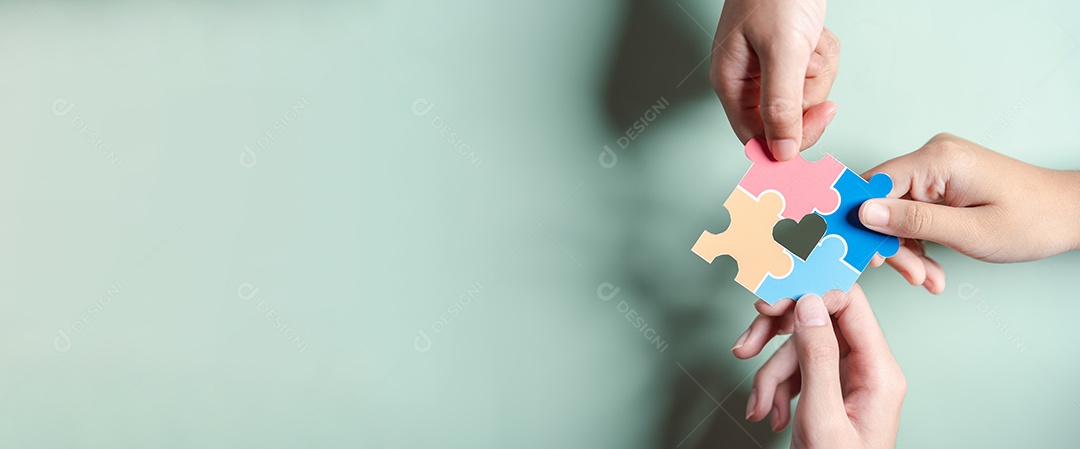 Pai, mãe, crianças segurando quebra-cabeça apoio familiar de transtorno do espectro do autismo.