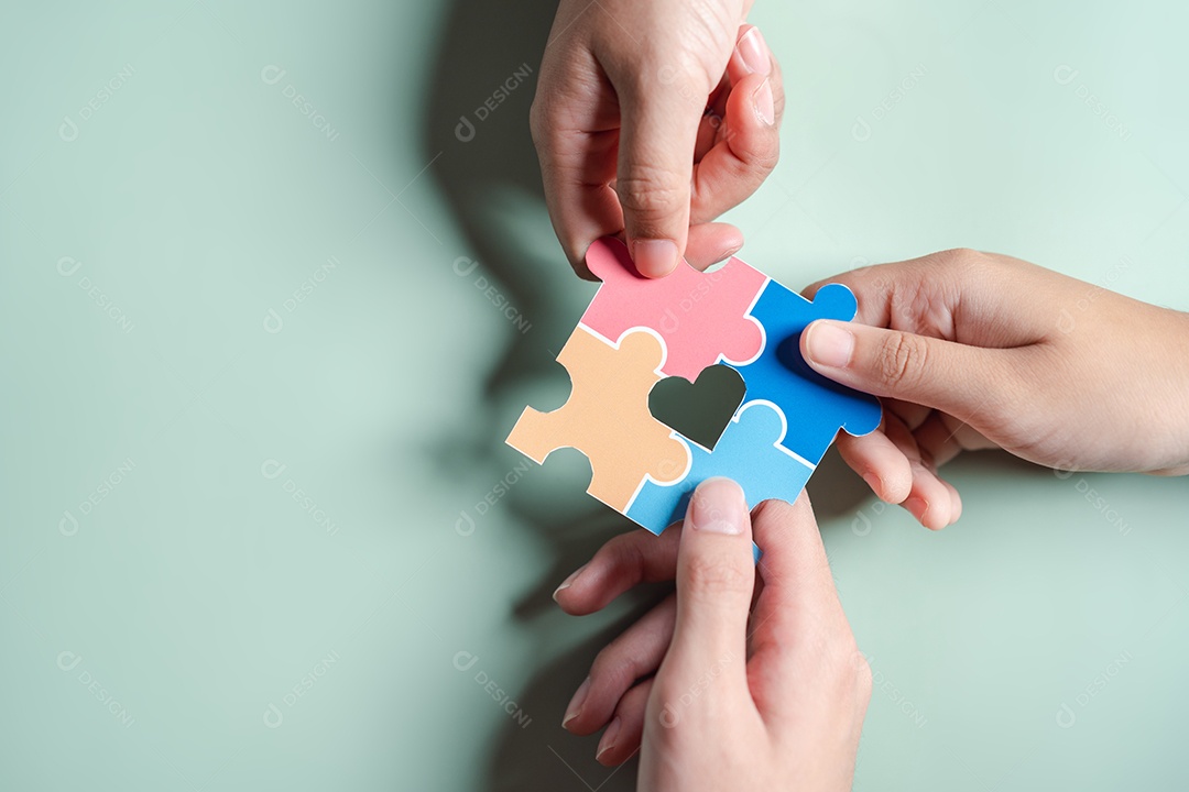 Símbolo de quebra-cabeça colorido de conscientização para o apoio à família do transtorno do espectro do autismo.