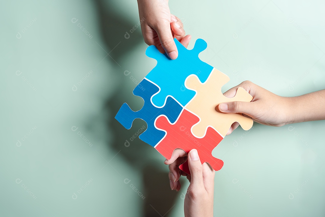 Símbolo de quebra-cabeça colorido de conscientização para o apoio à família do transtorno do espectro do autismo.