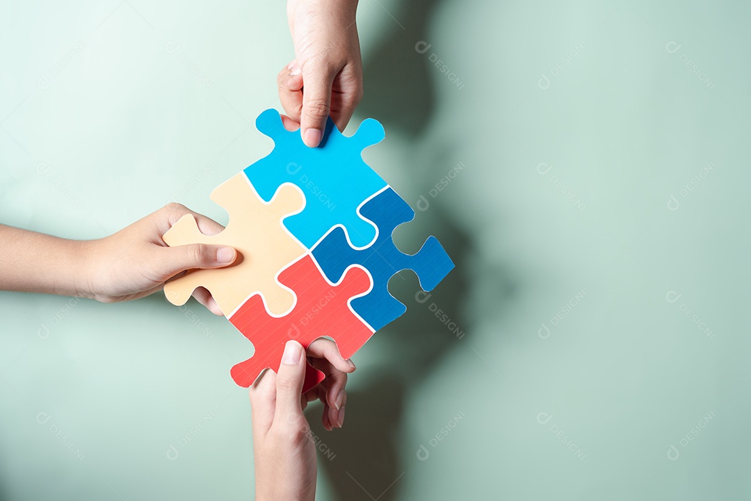 Símbolo de quebra-cabeça colorido de conscientização para o apoio à família do transtorno do espectro do autismo.