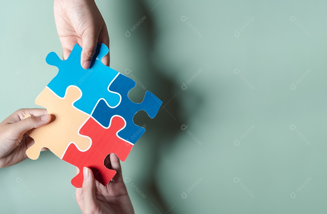 Símbolo de quebra-cabeça colorido de conscientização para o apoio à família do transtorno do espectro do autismo.