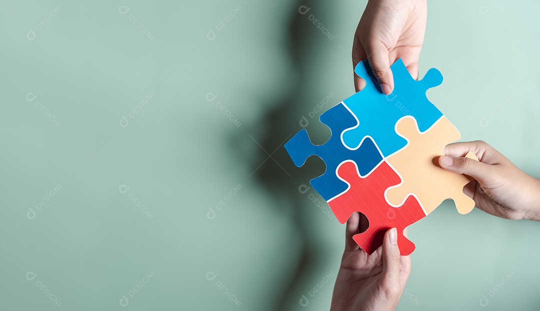 Símbolo de quebra-cabeça colorido de conscientização para o apoio à família do transtorno do espectro do autismo.