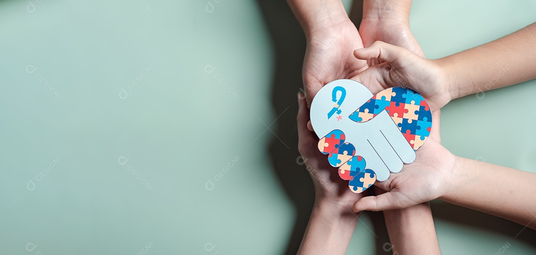 Pai, mãe, crianças segurando quebra-cabeças de coração apoio familiar ao transtorno do espectro autista.