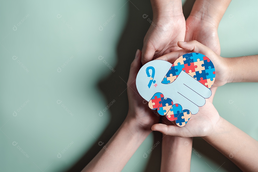 Pai, mãe, crianças segurando quebra-cabeças de coração apoio familiar ao transtorno do espectro autista.