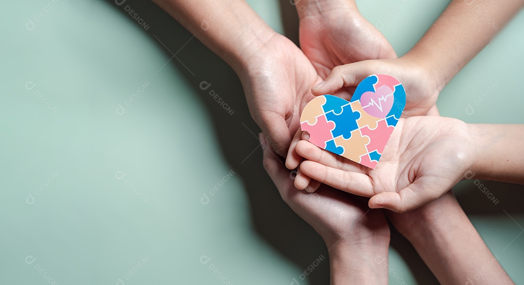 Pai, mãe, crianças segurando quebra-cabeças de coração apoio familiar ao transtorno do espectro autista.