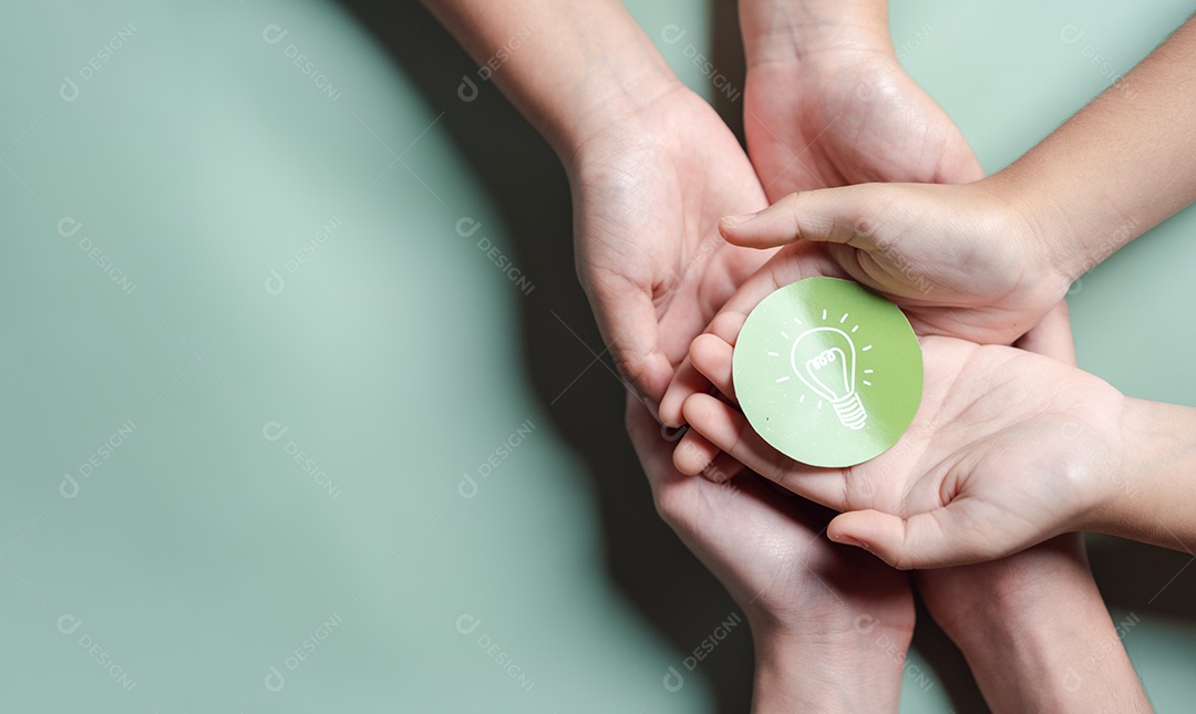 Mãos segurando uma lâmpada com liderança de desenvolvimento de planejamento