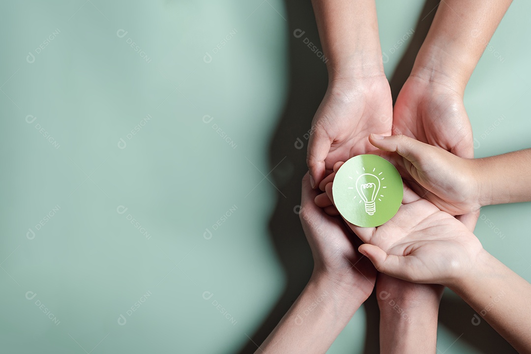 Mãos segurando uma lâmpada com liderança de desenvolvimento de planejamento