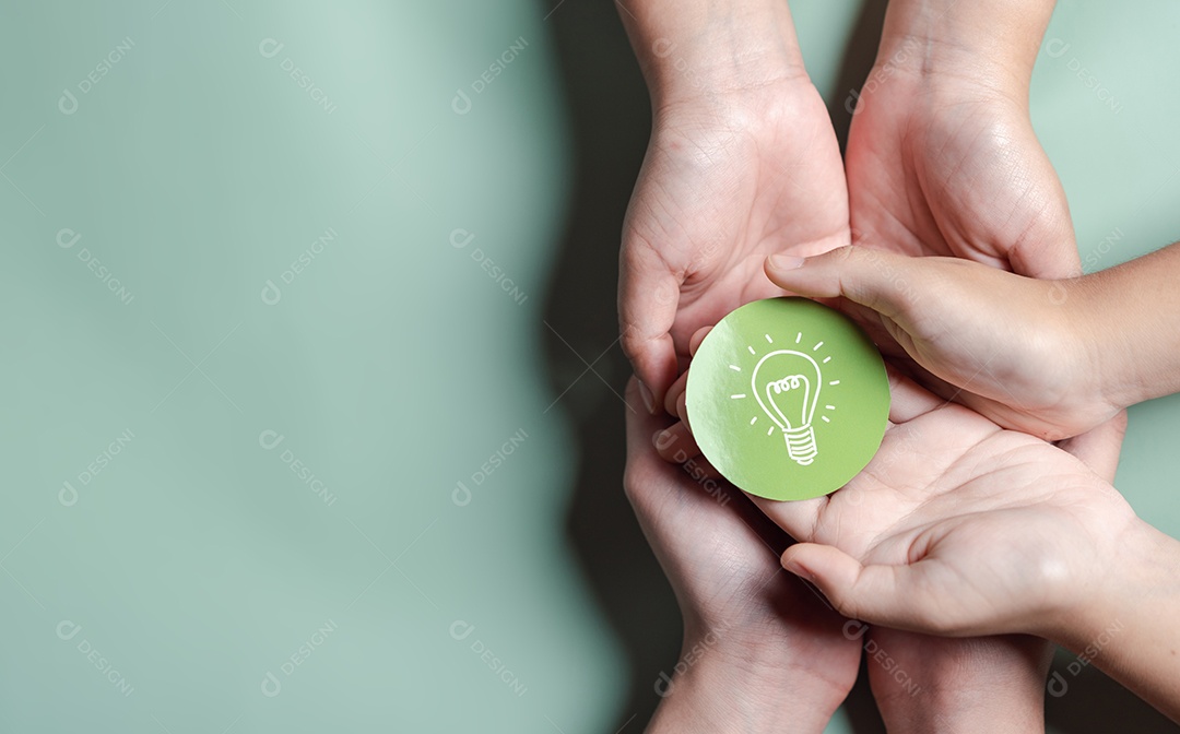Mãos segurando uma lâmpada com liderança de desenvolvimento de planejamento