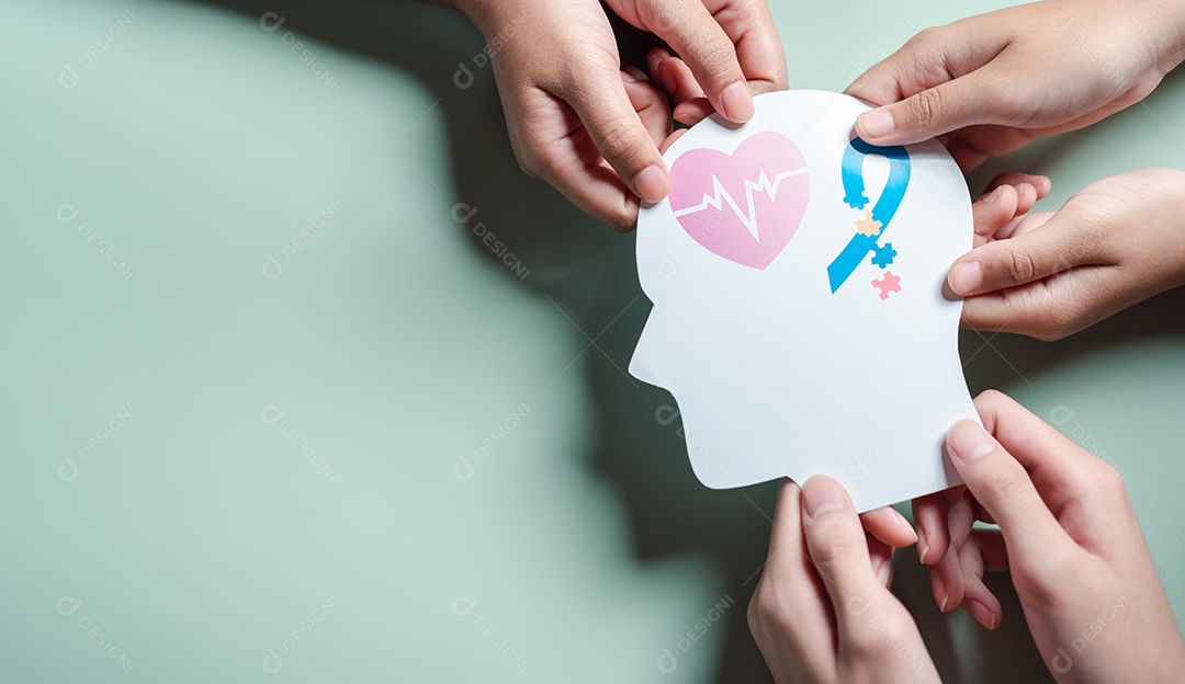 Pai, mãe, crianças segurando quebra-cabeça apoio familiar de transtorno do espectro do autismo.