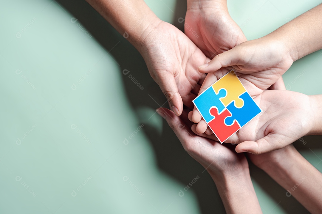 Símbolo de quebra-cabeça colorido de conscientização para o apoio à família do transtorno do espectro do autismo.