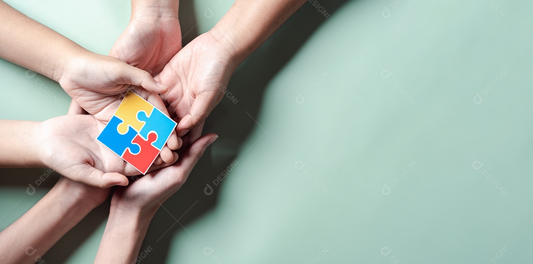 Símbolo de quebra-cabeça colorido de conscientização para o apoio à família do transtorno do espectro do autismo.