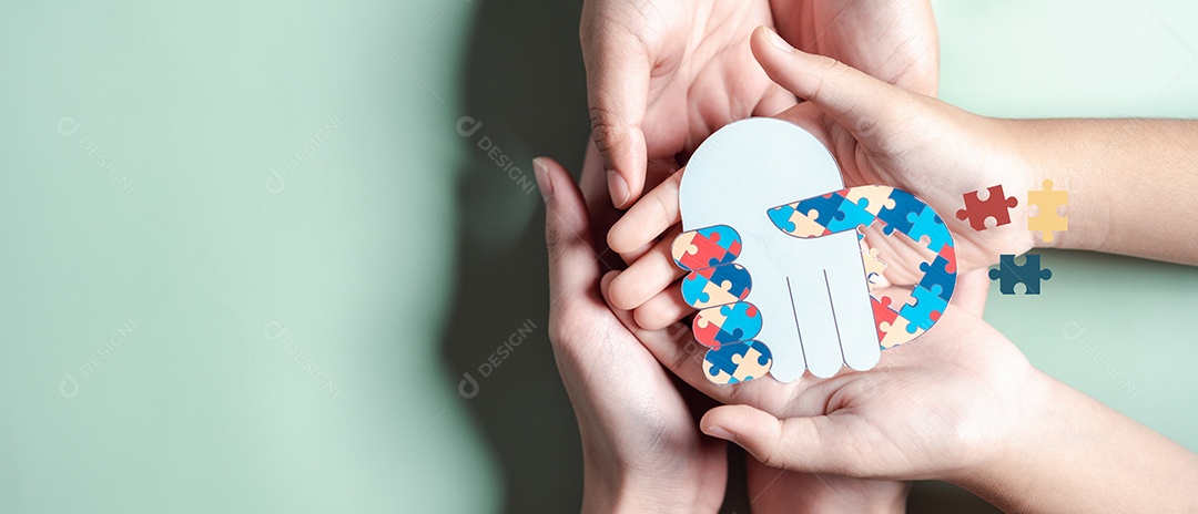 Pai, mãe, crianças segurando quebra-cabeças de coração apoio familiar ao transtorno do espectro autista.