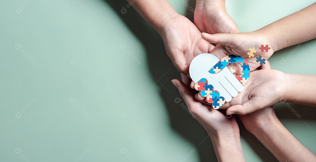 Pai, mãe, crianças segurando quebra-cabeças de coração apoio familiar ao transtorno do espectro autista.