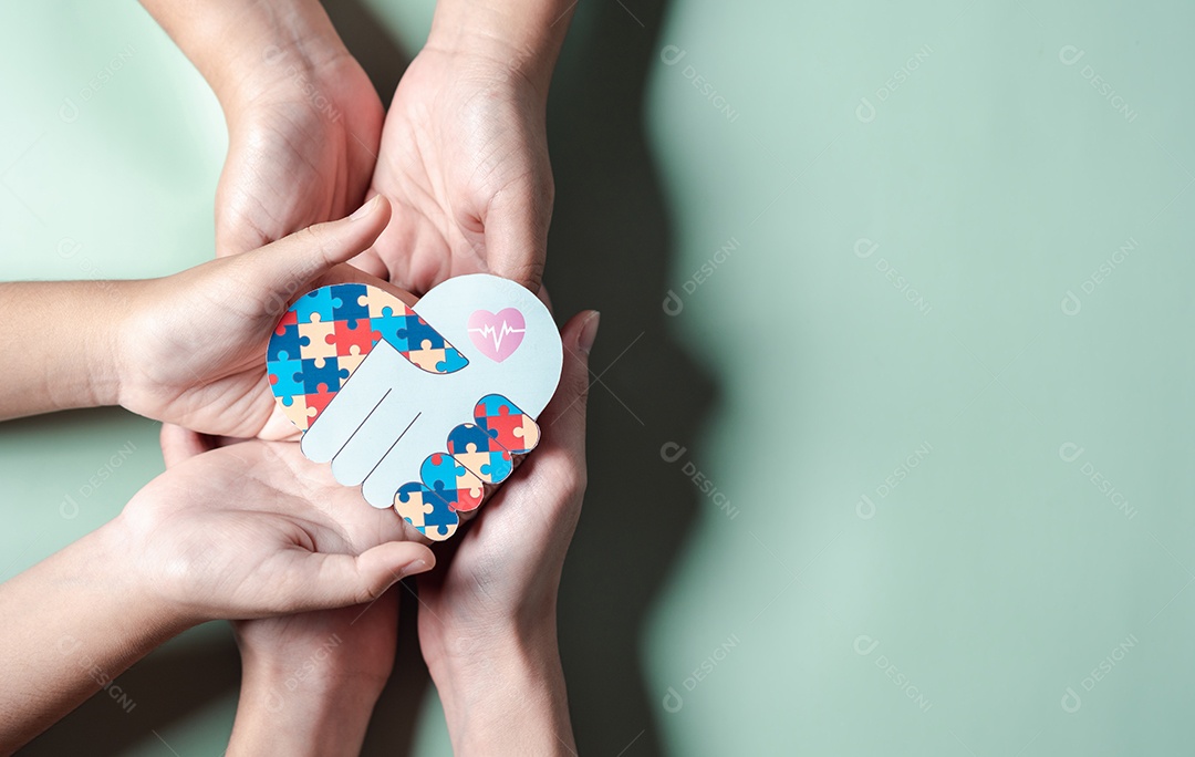 Pai, mãe, crianças segurando quebra-cabeças de coração apoio familiar ao transtorno do espectro autista.