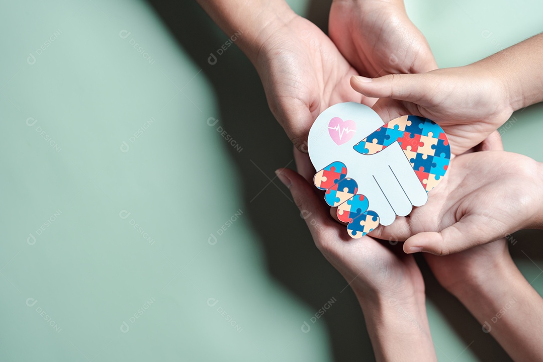 Pai, mãe, crianças segurando quebra-cabeças de coração apoio familiar ao transtorno do espectro autista.