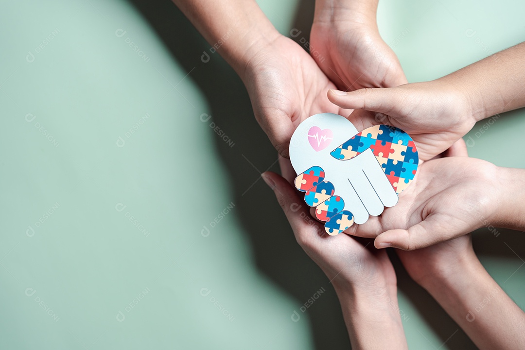 Pai, mãe, crianças segurando quebra-cabeças de coração apoio familiar ao transtorno do espectro autista.