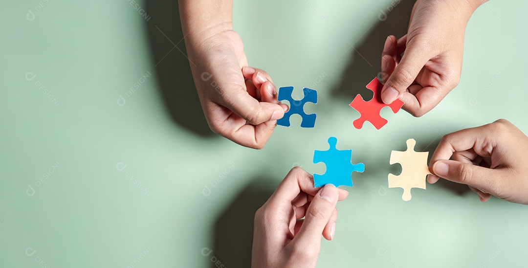 Símbolo de quebra-cabeça colorido de conscientização para o apoio à família do transtorno do espectro do autismo.