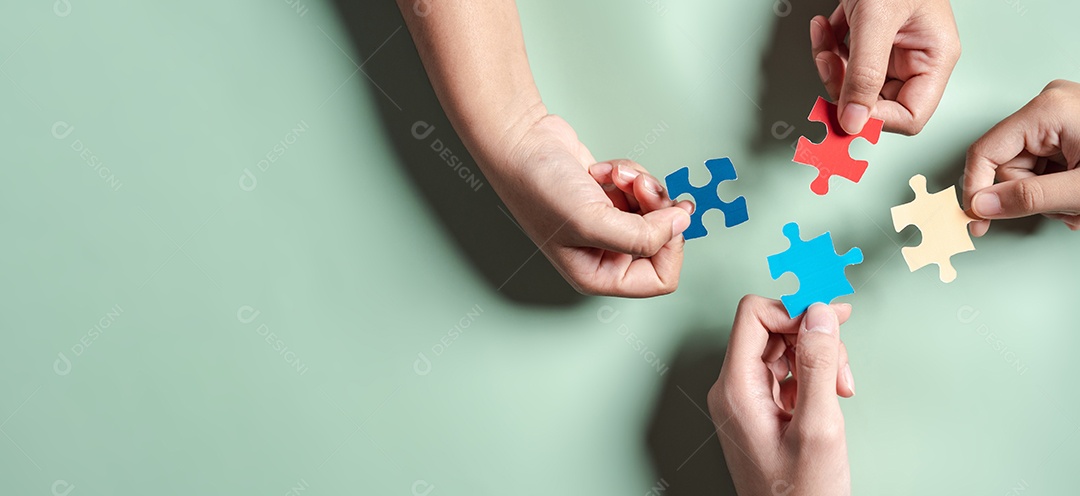 Símbolo de quebra-cabeça colorido de conscientização para o apoio à família do transtorno do espectro do autismo.