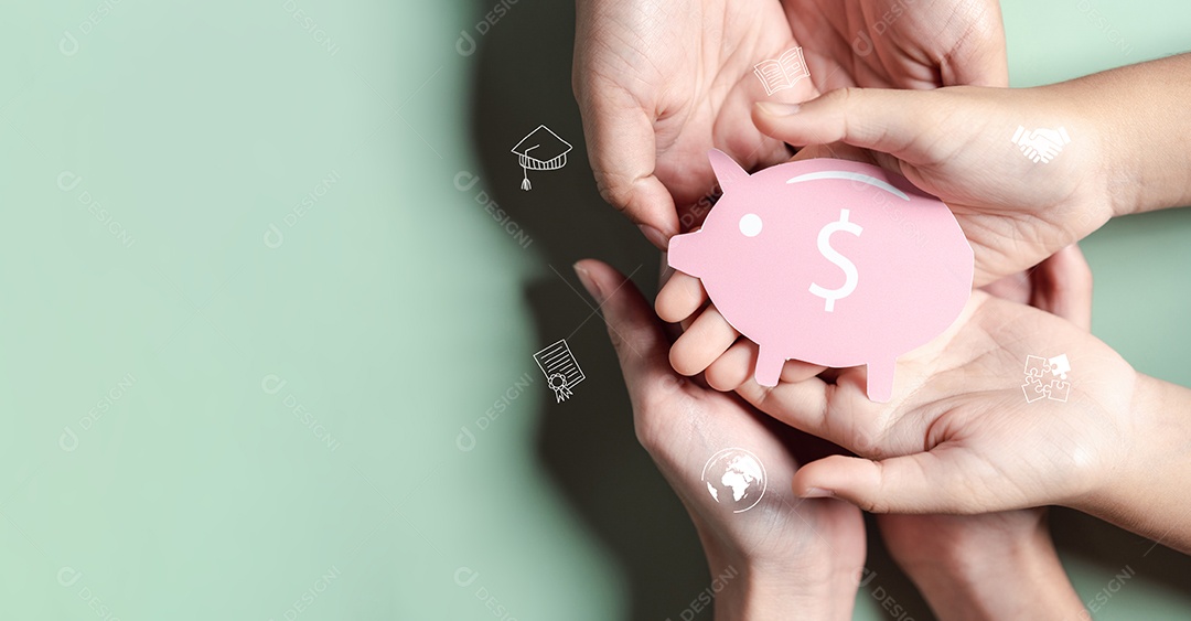 Família segurando o cofrinho para salvar a educação