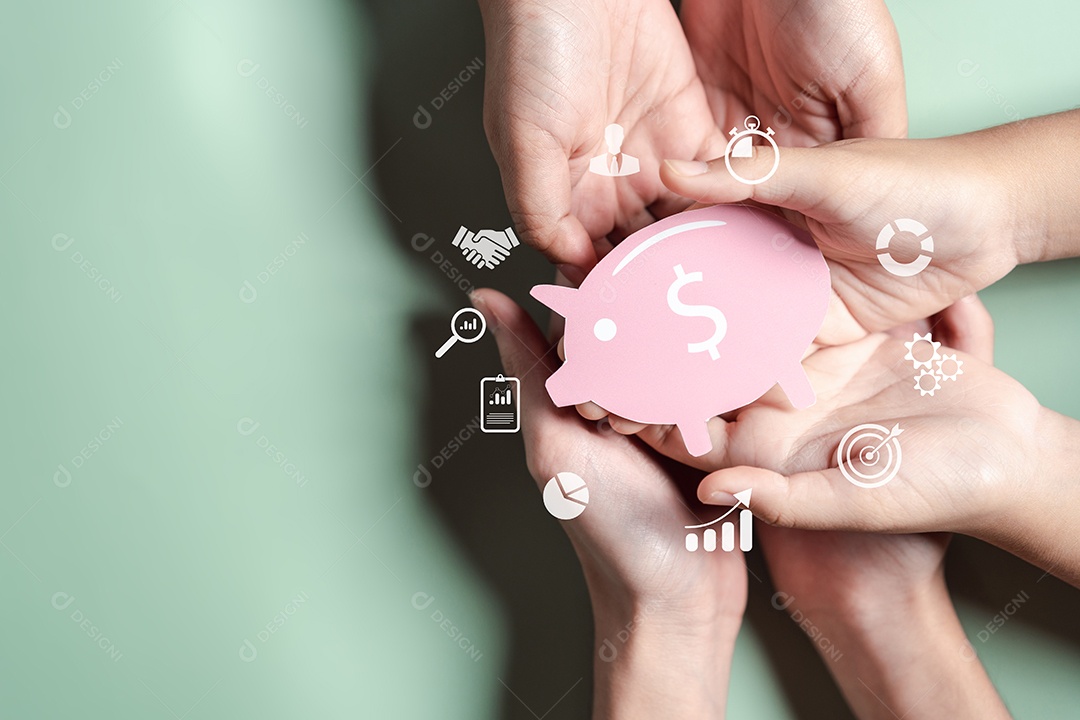 Família segurando o cofrinho para salvar a educação