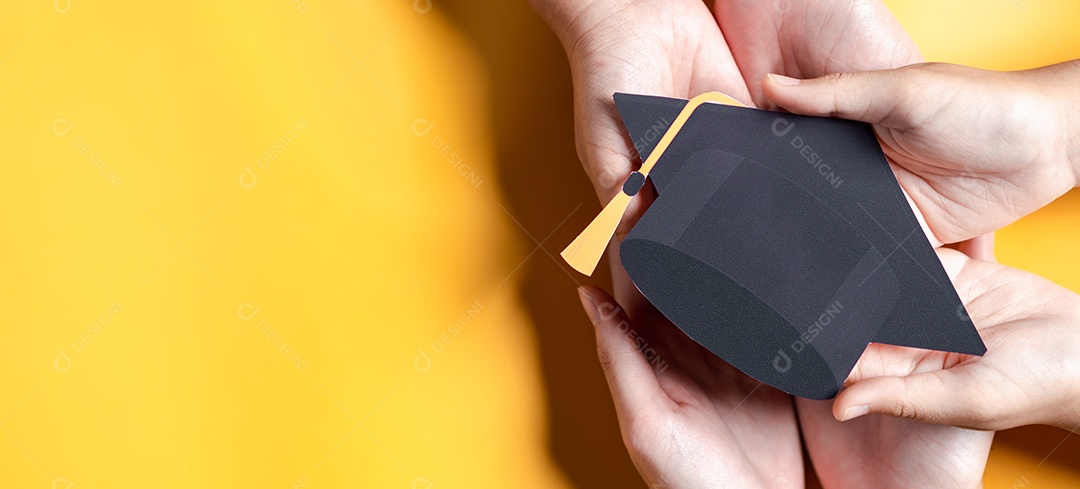 Mãos segurando chapéu de pós-graduação com aprendizagem educar, estudar conhecimento para ideia