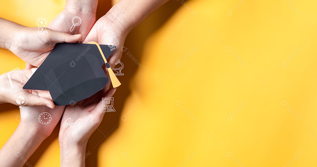 Mãos segurando chapéu de pós-graduação com aprendizagem educar, estudar conhecimento para ideia