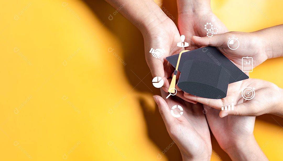 Mãos segurando chapéu de pós-graduação com aprendizagem educar, estudar conhecimento para ideia