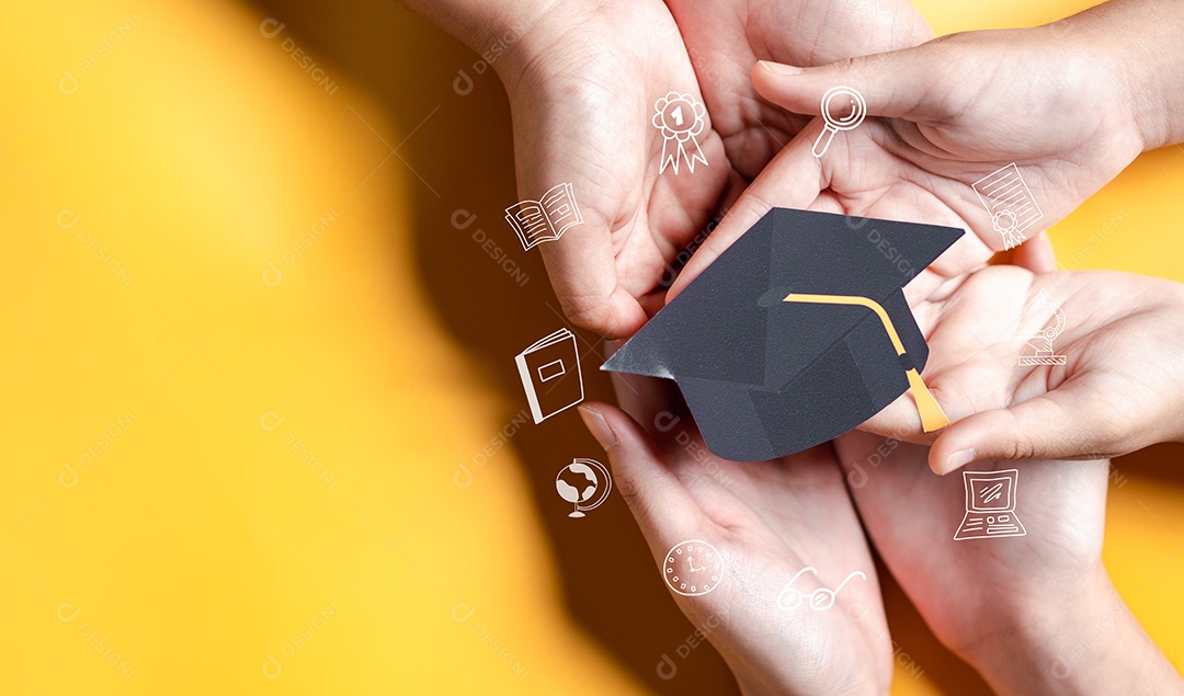 Mãos segurando chapéu de pós-graduação com aprendizagem educar, estudar conhecimento para ideia