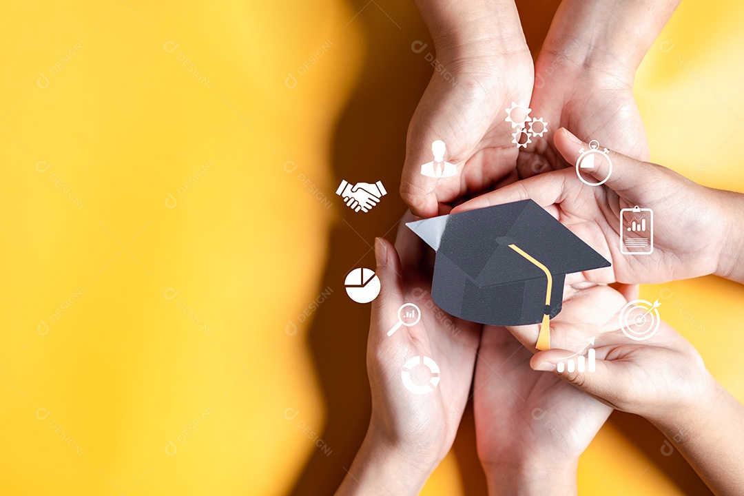 Mãos segurando chapéu de pós-graduação com aprendizagem educar, estudar conhecimento para ideia