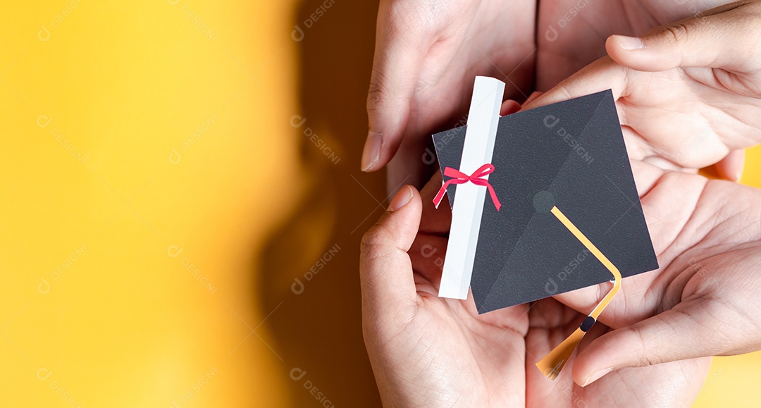 Mãos segurando chapéu de pós-graduação com aprendizagem educar, estudar conhecimento para ideia