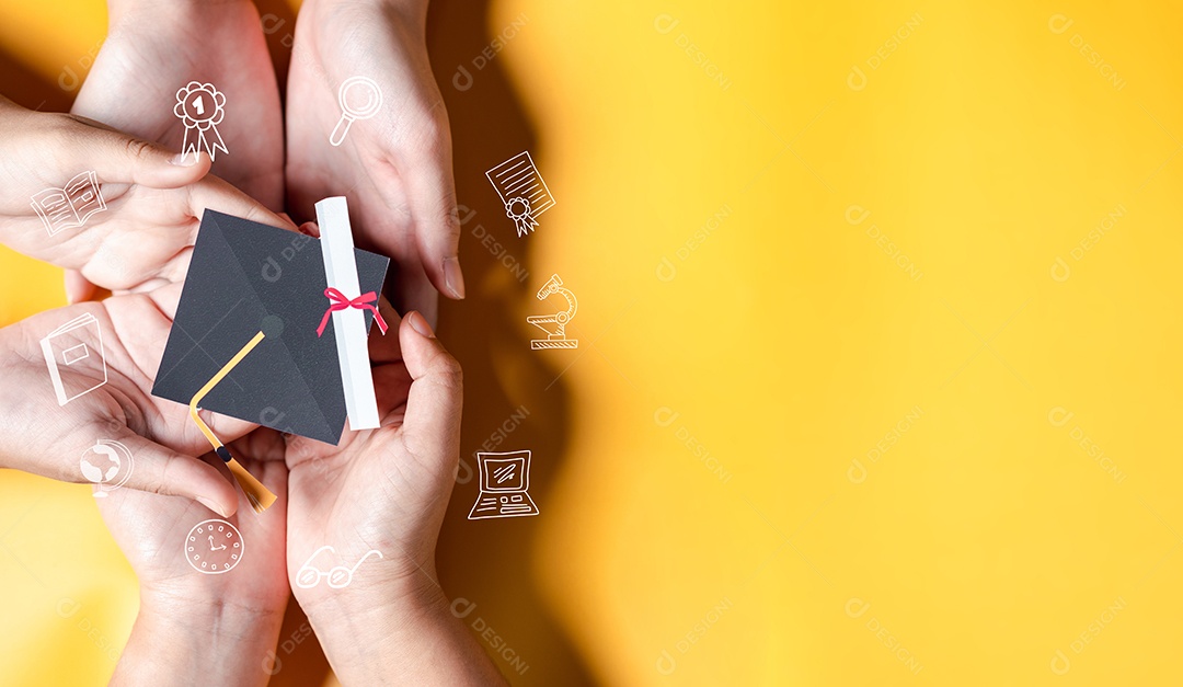 Mãos segurando chapéu de pós-graduação com aprendizagem educar, estudar conhecimento para ideia